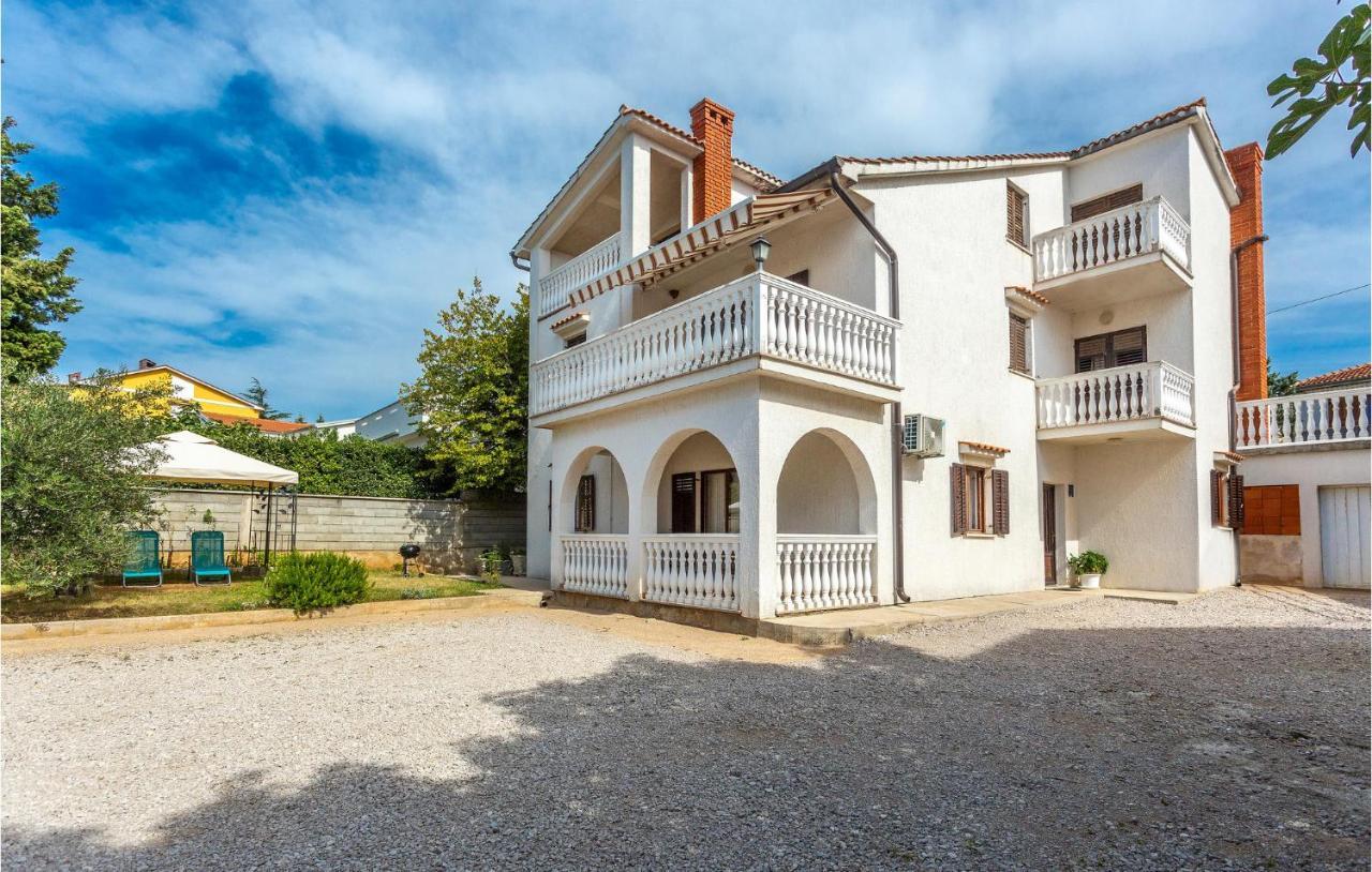 2 Bedroom Cozy Apartment In Omišalj Exterior foto